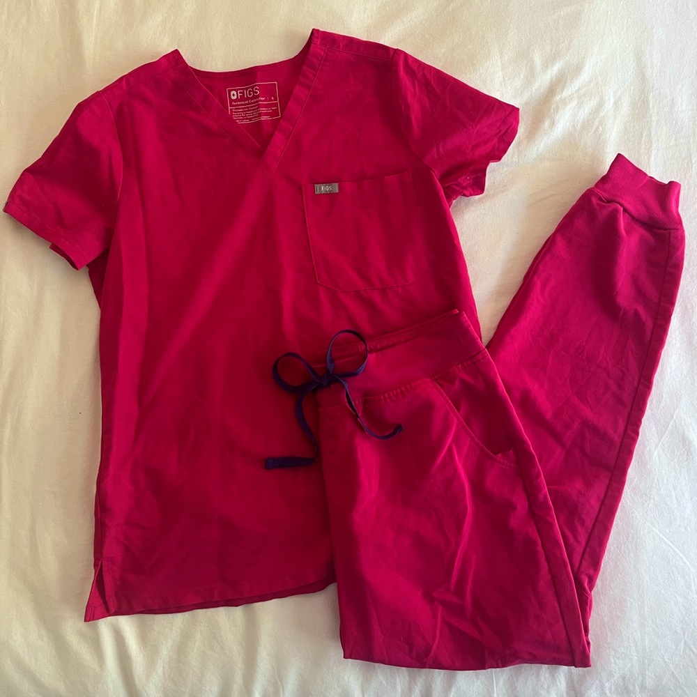 Figs Ultra Rose One pocket scrub top and jogger bottoms